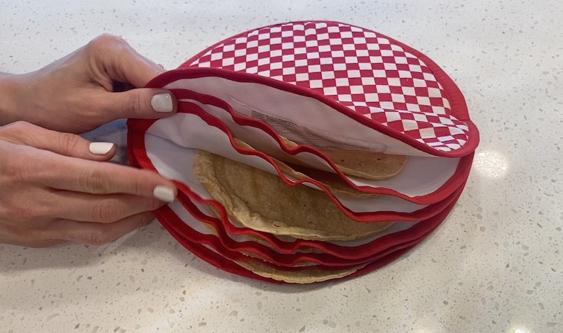 The separate pockets inside Ezee Heat